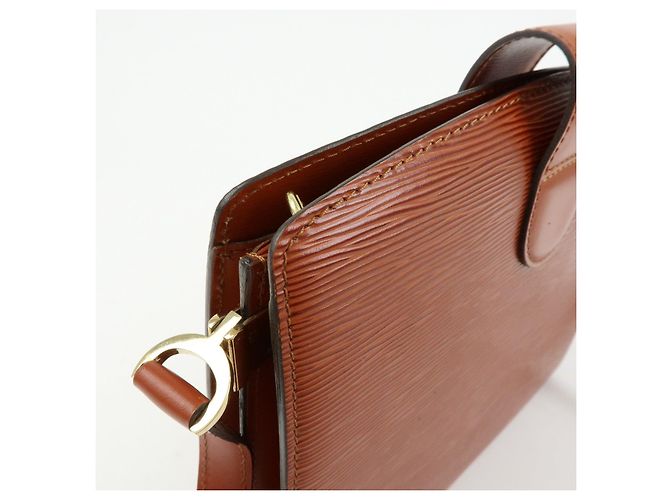 Borsa a tracolla Louis Vuitton Capucines in pelle Epi Kenya Brown M52343 - view 15