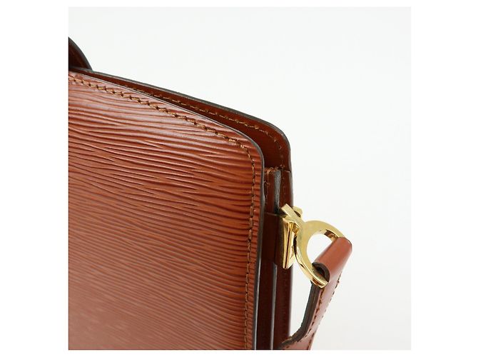 Borsa a tracolla Louis Vuitton Capucines in pelle Epi Kenya Brown M52343 - view 16