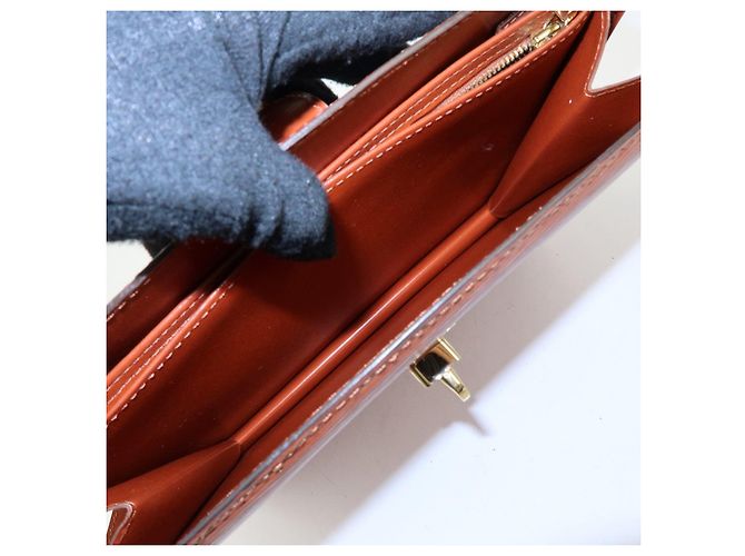 Borsa a tracolla Louis Vuitton Capucines in pelle Epi Kenya Brown M52343 - view 19