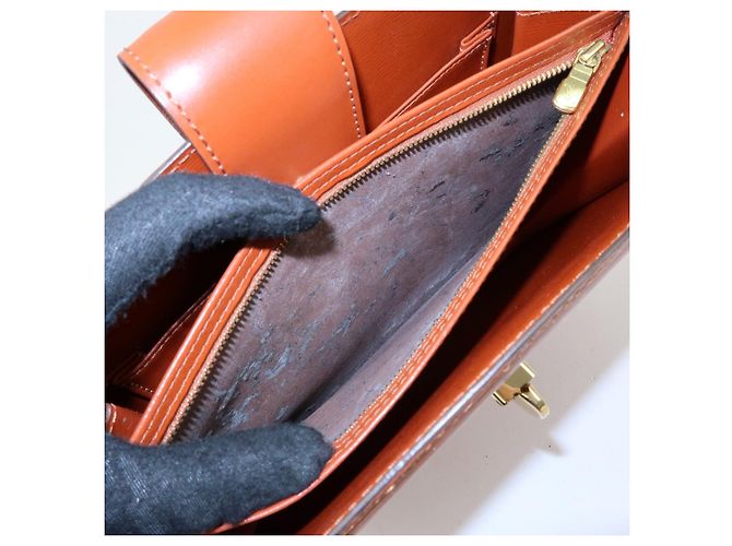 Borsa a tracolla Louis Vuitton Capucines in pelle Epi Kenya Brown M52343 - view 20