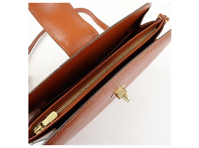 Borsa a tracolla Louis Vuitton Capucines in pelle Epi Kenya Brown M52343 - view 22