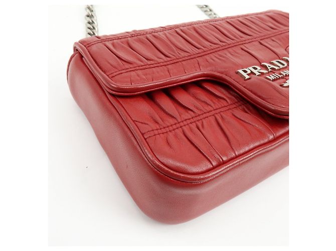 Borsa a tracolla con catena PRADA in pelle di capra nappa rossa 1BD140 - vista 10