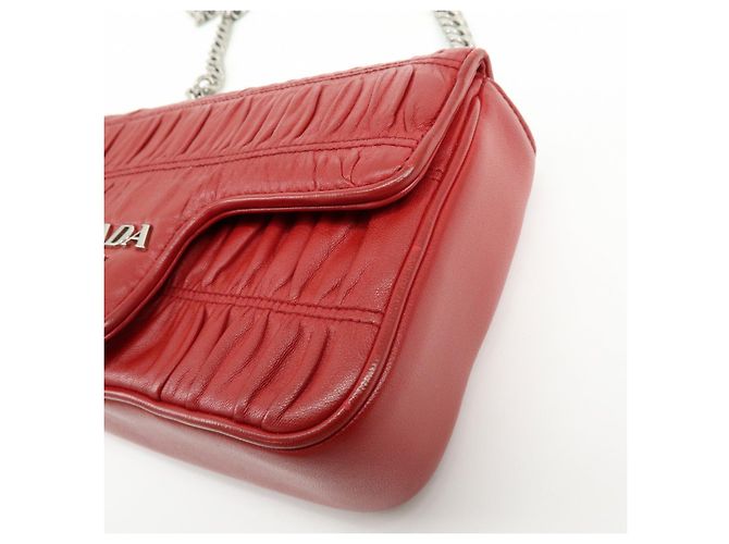 Borsa a tracolla con catena PRADA in pelle di capra nappa rossa 1BD140 - vista 11