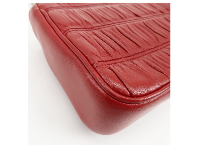 Borsa a tracolla con catena PRADA in pelle di capra nappa rossa 1BD140 - vista 12