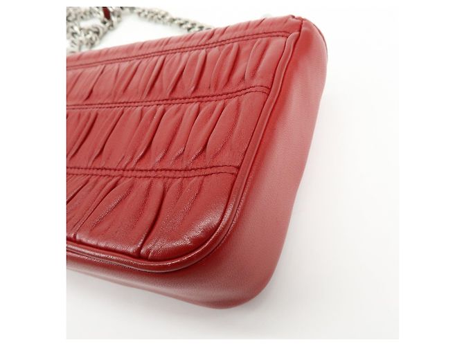 Borsa a tracolla con catena PRADA in pelle di capra nappa rossa 1BD140 - vista 13