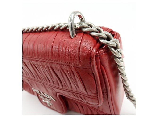 Borsa a tracolla con catena PRADA in pelle di capra nappa rossa 1BD140 - vista 14