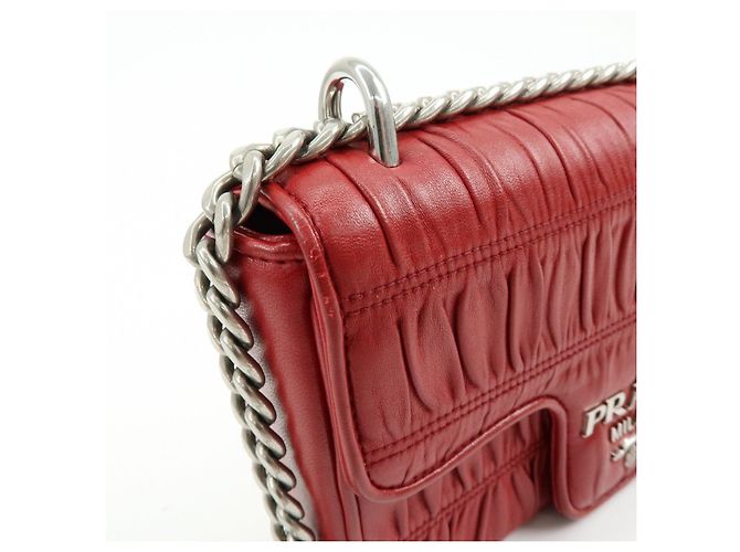 Borsa a tracolla con catena PRADA in pelle di capra nappa rossa 1BD140 - vista 15