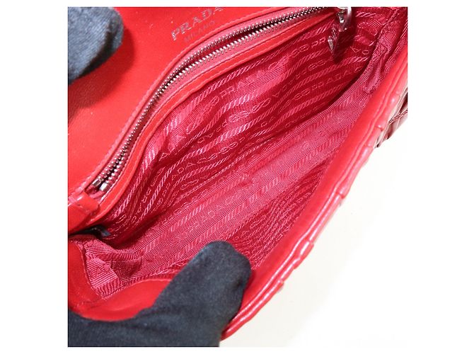Borsa a tracolla con catena PRADA in pelle di capra nappa rossa 1BD140 - vista 21