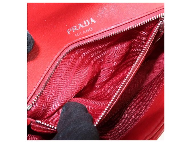 Borsa a tracolla con catena PRADA in pelle di capra nappa rossa 1BD140 - vista 22