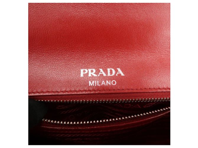 Borsa a tracolla con catena PRADA in pelle di capra nappa rossa 1BD140 - vista 23