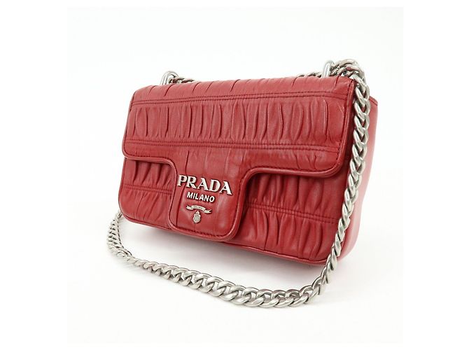 Borsa a tracolla con catena PRADA in pelle di capra nappa rossa 1BD140 - vista 3