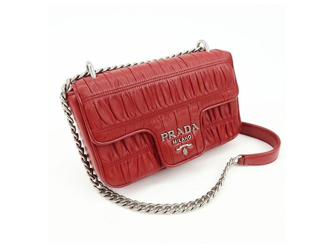 Borsa a tracolla con catena PRADA in pelle di capra nappa rossa 1BD140 - vista 4