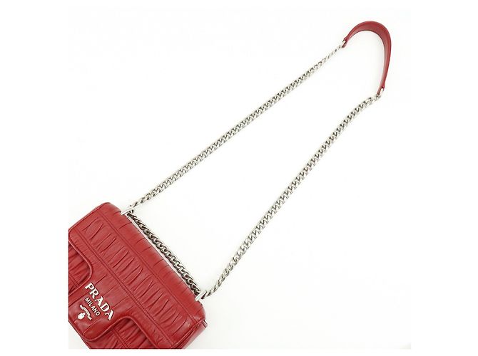 Borsa a tracolla con catena PRADA in pelle di capra nappa rossa 1BD140 - vista 6