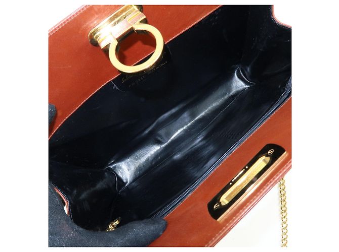 Salvatore Ferragamo Borsa a spalla con catena Ferragamo Gancini in pelle di vitello Marrone - vista 21