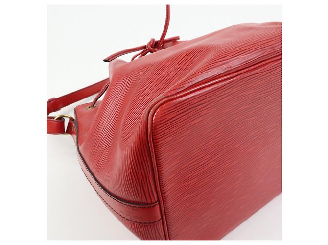 Borsa a tracolla Louis Vuitton Epi Petit Noe Castilian Red M44107 - vista 11