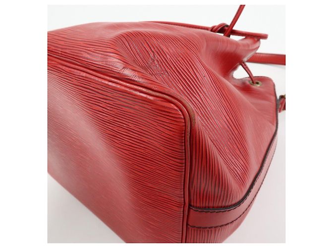 Borsa a tracolla Louis Vuitton Epi Petit Noe Castilian Red M44107 - vista 12