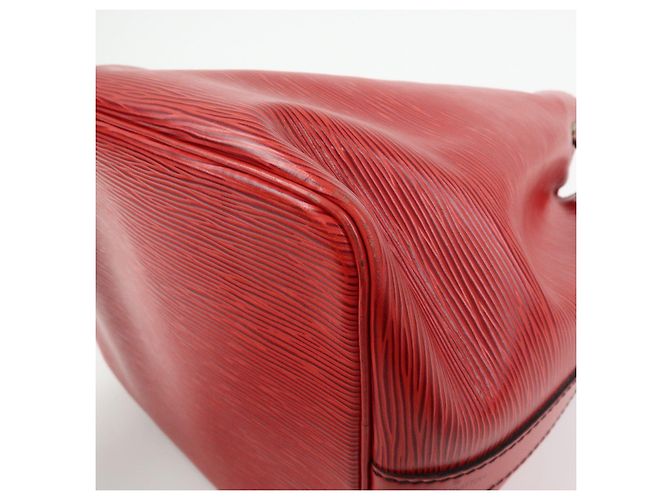 Borsa a tracolla Louis Vuitton Epi Petit Noe Castilian Red M44107 - vista 13