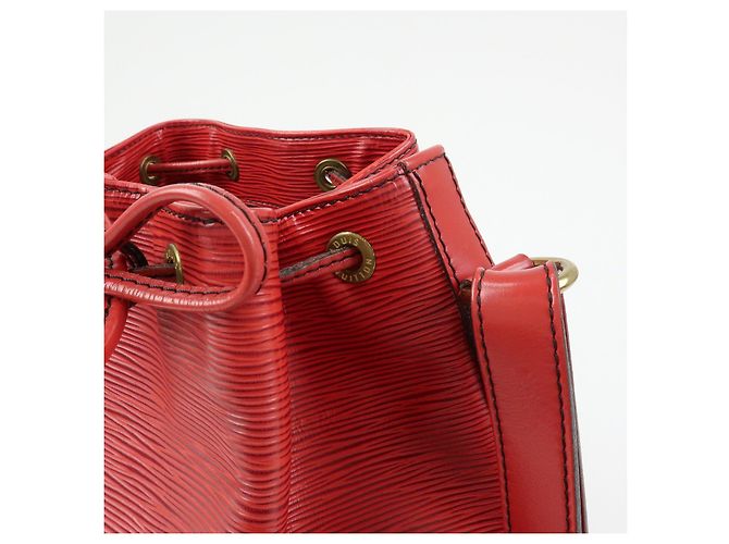 Borsa a tracolla Louis Vuitton Epi Petit Noe Castilian Red M44107 - vista 15