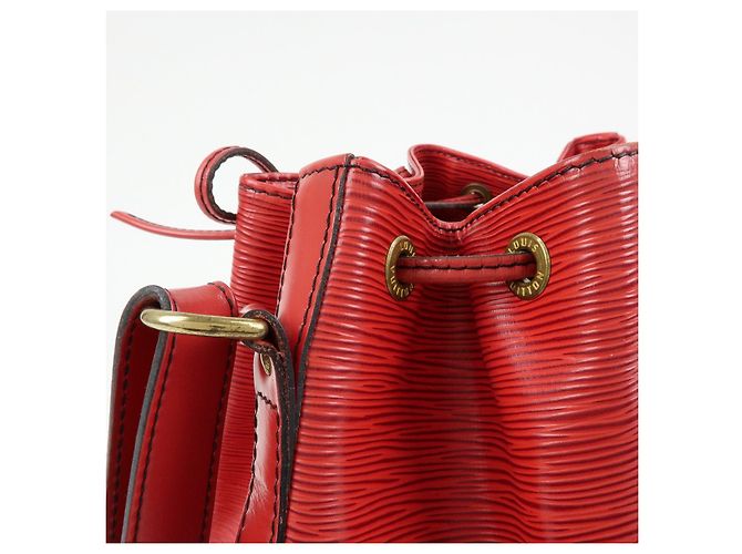 Borsa a tracolla Louis Vuitton Epi Petit Noe Castilian Red M44107 - vista 16