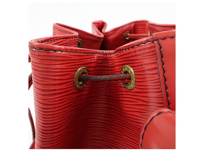Borsa a tracolla Louis Vuitton Epi Petit Noe Castilian Red M44107 - vista 18