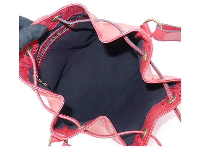 Borsa a tracolla Louis Vuitton Epi Petit Noe Castilian Red M44107 - vista 19