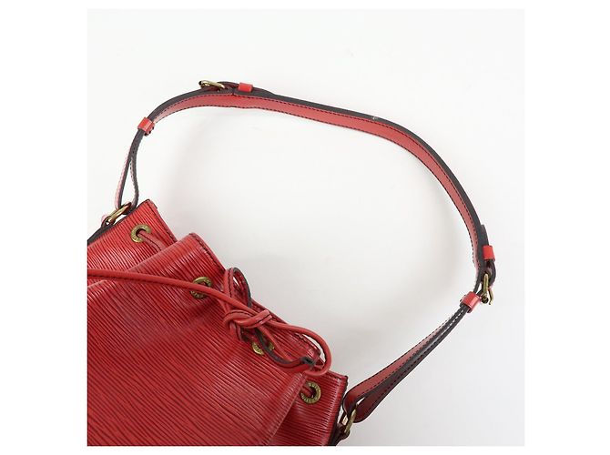 Borsa a tracolla Louis Vuitton Epi Petit Noe Castilian Red M44107 - vista 6