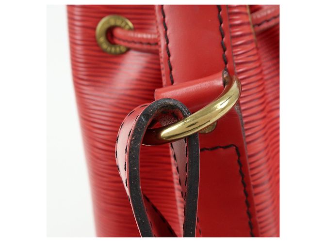 Borsa a tracolla Louis Vuitton Epi Petit Noe Castilian Red M44107 - vista 9