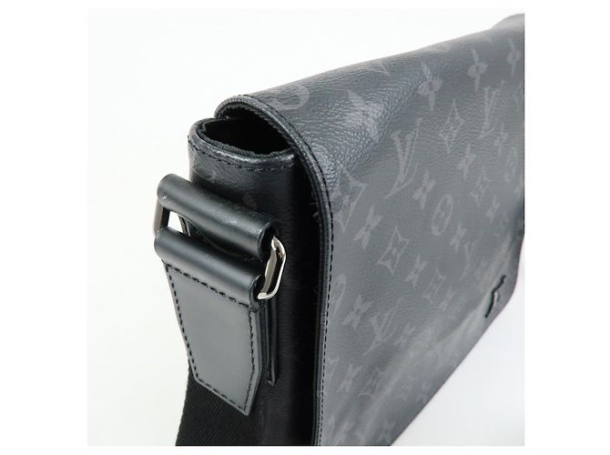 Louis Vuitton Monogram Eclipse District PM Crossbody Bag M44000 - vista 13