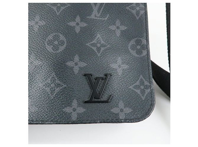 Louis Vuitton Monogram Eclipse District PM Crossbody Bag M44000 - vista 16