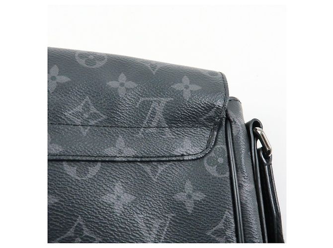 Louis Vuitton Monogram Eclipse District PM Crossbody Bag M44000 - vista 17