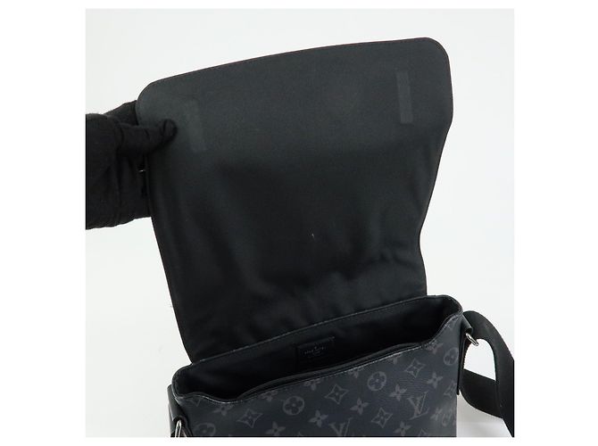Louis Vuitton Monogram Eclipse District PM Crossbody Bag M44000 - vista 18