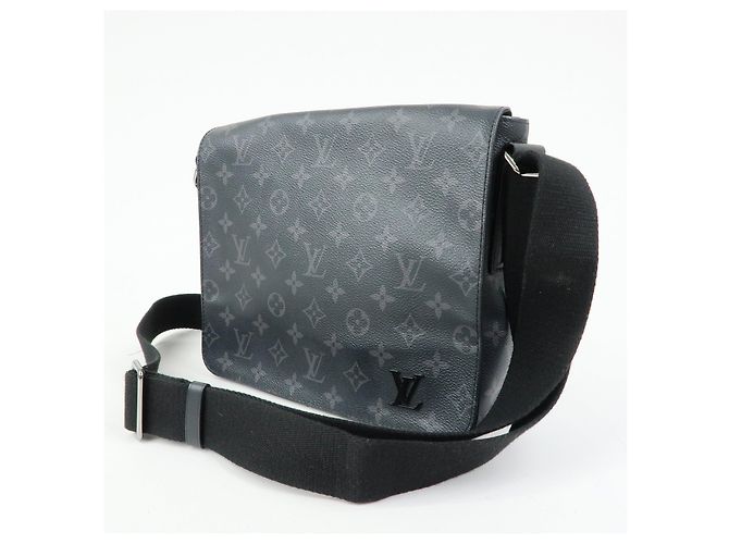 Louis Vuitton Monogram Eclipse District PM Crossbody Bag M44000 - vista 3