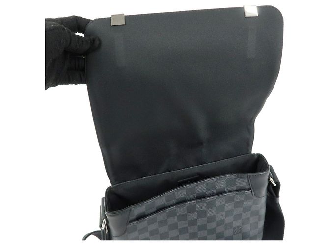 Borsa a tracolla Louis Vuitton Damier Graphite District PM NM N41028 - vista 10