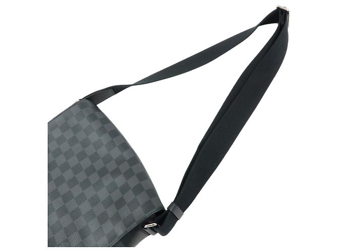 Borsa a tracolla Louis Vuitton Damier Graphite District PM NM N41028 - vista 4