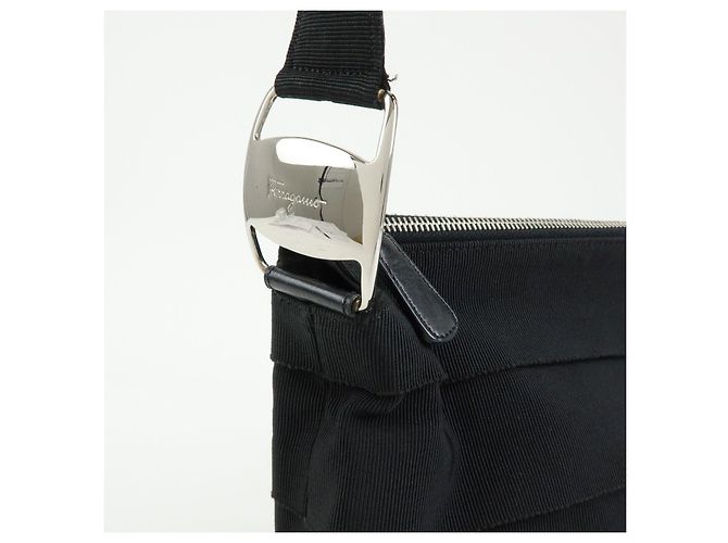Salvatore Ferragamo Borsa a spalla e borsa a mano Ferragamo Vara in tela e pelle Nera - vista 13