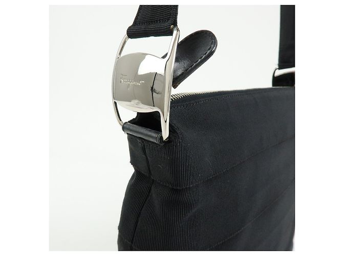 Salvatore Ferragamo Borsa a spalla e borsa a mano Ferragamo Vara in tela e pelle Nera - vista 15