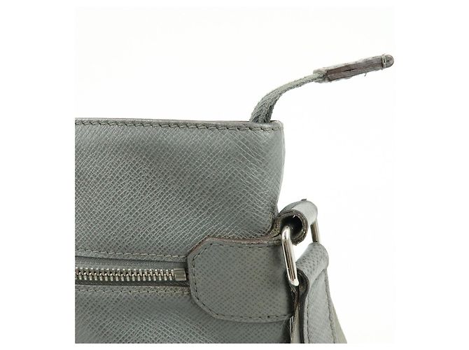 Louis Vuitton Sasha Taiga Leather Messenger Bag Glacier M32630 - vista 14