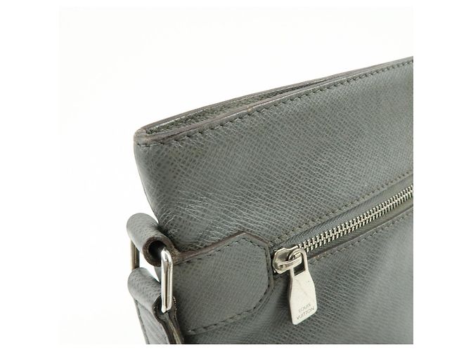 Louis Vuitton Sasha Taiga Leather Messenger Bag Glacier M32630 - vista 15