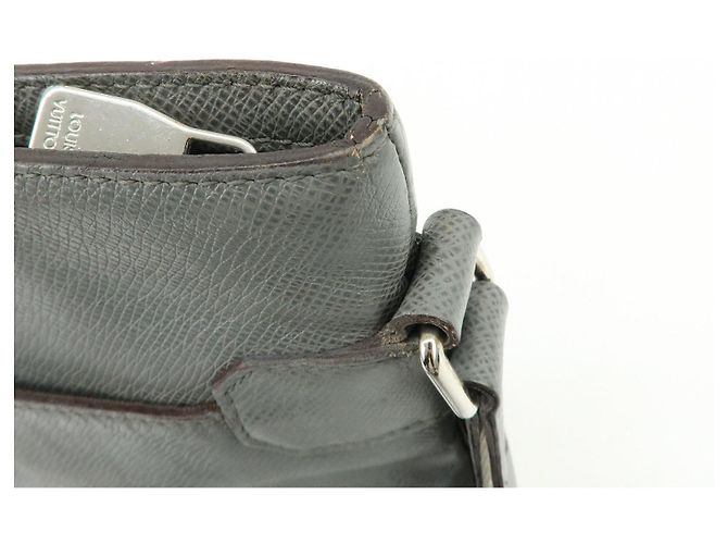 Louis Vuitton Sasha Taiga Leather Messenger Bag Glacier M32630 - vista 16