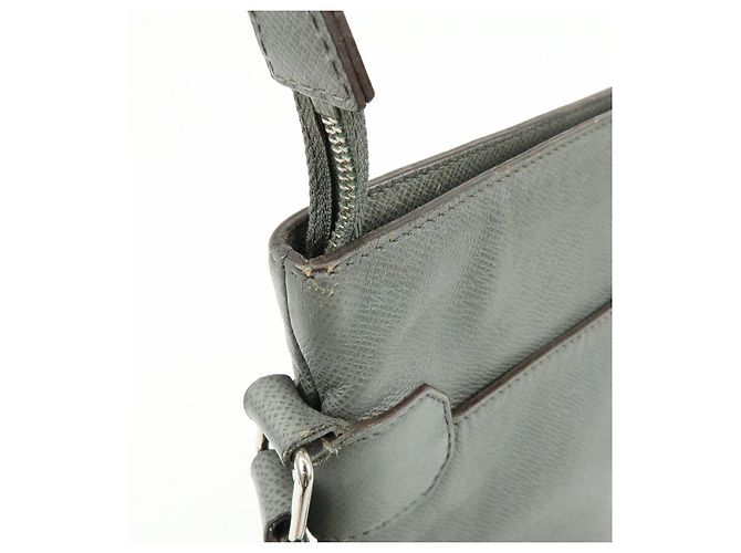 Louis Vuitton Sasha Taiga Leather Messenger Bag Glacier M32630 - vista 17