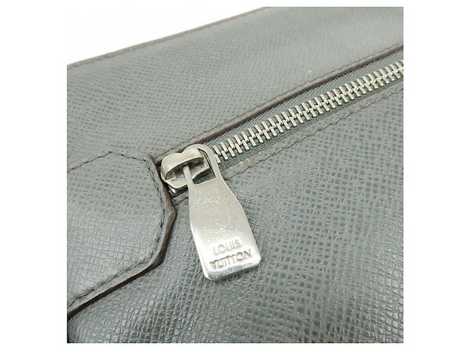 Louis Vuitton Sasha Taiga Leather Messenger Bag Glacier M32630 - vista 18