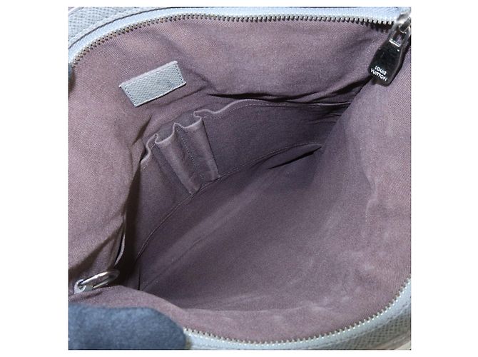 Louis Vuitton Sasha Taiga Leather Messenger Bag Glacier M32630 - vista 21