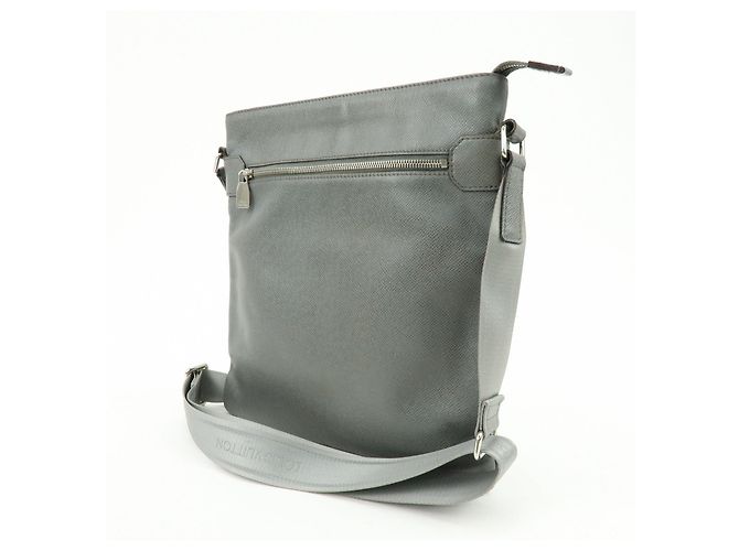 Louis Vuitton Sasha Taiga Leather Messenger Bag Glacier M32630 - vista 3