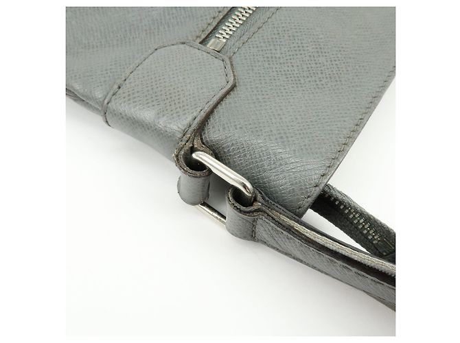 Louis Vuitton Sasha Taiga Leather Messenger Bag Glacier M32630 - vista 9