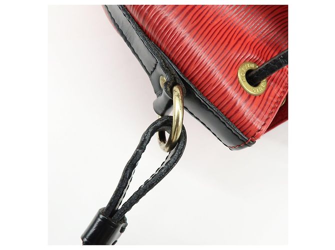 Borsa a tracolla Louis Vuitton Epi Petit Noe Noir Castilian Red M44172 - vista 11