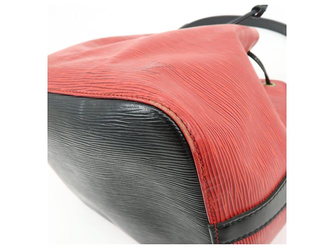 Borsa a tracolla Louis Vuitton Epi Petit Noe Noir Castilian Red M44172 - vista 13
