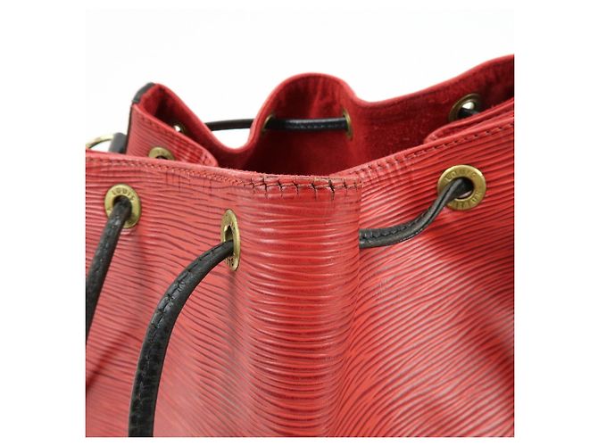 Borsa a tracolla Louis Vuitton Epi Petit Noe Noir Castilian Red M44172 - vista 17
