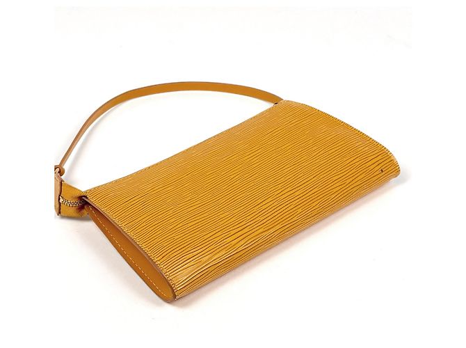 Louis Vuitton Epi Leather Pochette Accessoires in Yellow - vista 2
