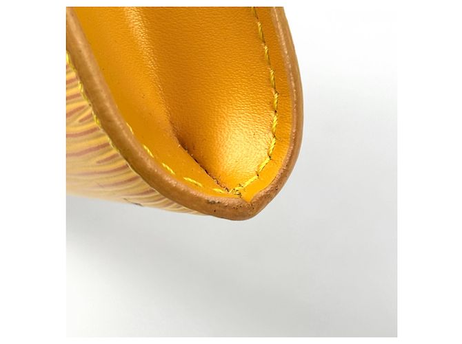 Louis Vuitton Epi Leather Pochette Accessoires in Yellow - vista 3