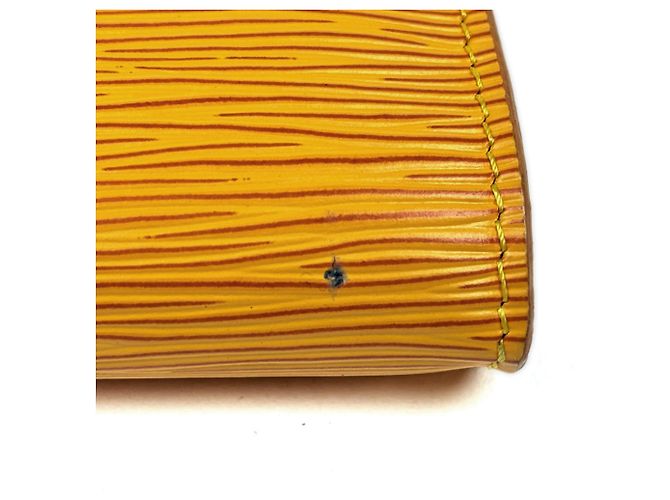 Louis Vuitton Epi Leather Pochette Accessoires in Yellow - vista 4